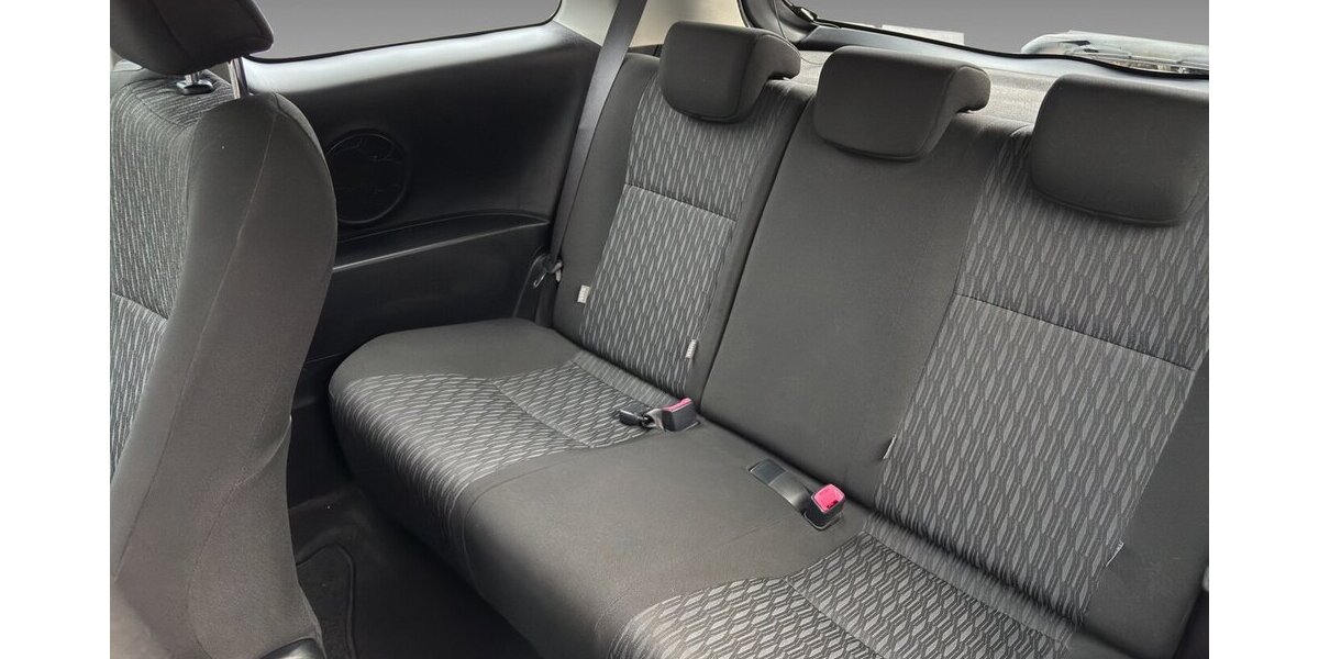 Toyota Yaris 1.0 Basic Radio 91.836 km 2.700 &euro; Wuppertal 42327